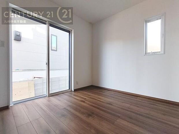 【洋室】2面採光を確保したお部屋。爽やかな風を感じて起きる朝は、快適生活の始まりに。