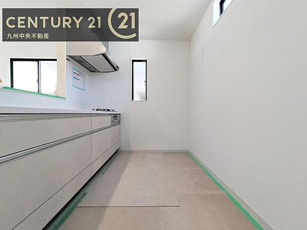 【キッチン】家族との会話を楽しめながら、お子様を見守りながら、お料理をすることができます。