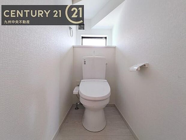 【トイレ】汚れてもサッとひと拭きでお手入れ簡単、エコ仕様の温水洗浄便座付きのトイレです。バリアフリーにも配慮しています。