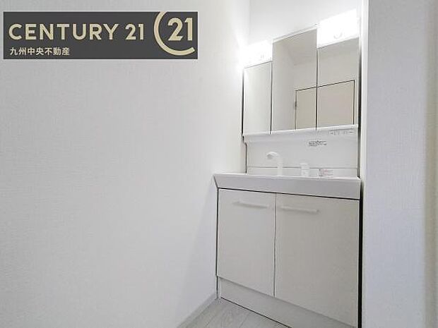 【洗面所】広々とした洗面スペースで朝時間も快適に。鏡の両サイドは、必要なものを取り出しやすく、大きな鏡面で朝の準備もスムーズに。