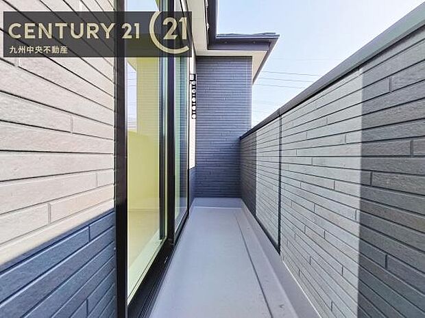 【バルコニー】広々バルコニー。日当たりも良く、洗濯物もよく乾きます。