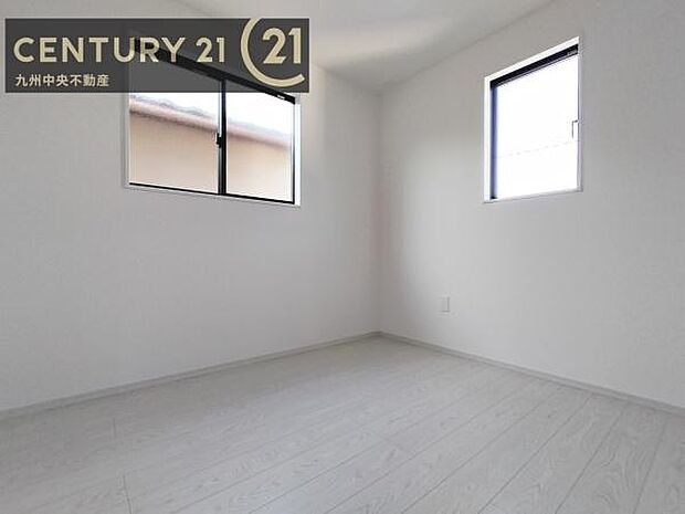 【洋室】2面採光を確保したお部屋。爽やかな風を感じて起きる朝は、快適生活の始まりに。