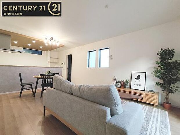 【リビング】ご家族みんながゆったり寛げる開放感たっぷりのリビング。広々としたリビングでは家具選びも楽しみの一つになりますね。