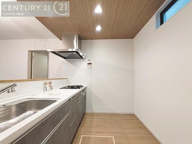 【キッチン】家族との会話を楽しめながら、お子様を見守りながら、お料理をすることができます。