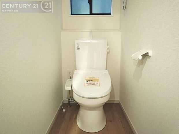 【トイレ】汚れてもサッとひと拭きでお手入れ簡単、エコ仕様の温水洗浄便座付きのトイレです。バリアフリーにも配慮しています。