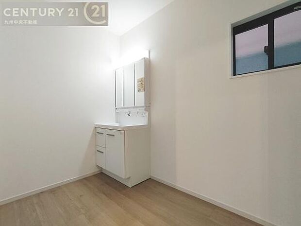 【洗面所】広々とした洗面スペースで朝時間も快適に。鏡の両サイドは、必要なものを取り出しやすく、大きな鏡面で朝の準備もスムーズに。