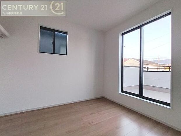 【洋室】開放的なバルコニーに面したお部屋。採光良好な快適空間です。