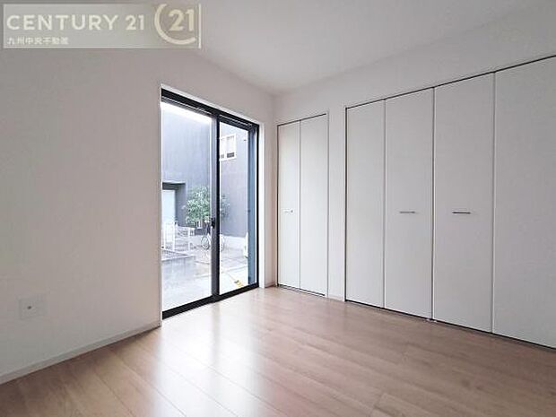 【洋室】家族一人ひとりの大切なプライベート空間。趣味に合わせて使って頂けるようシンプルに仕上げてあります。