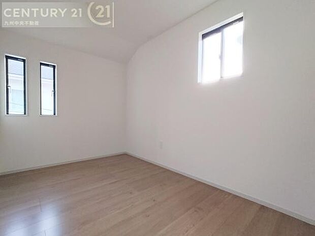 【洋室】2面採光を確保したお部屋。爽やかな風を感じて起きる朝は、快適生活の始まりに。