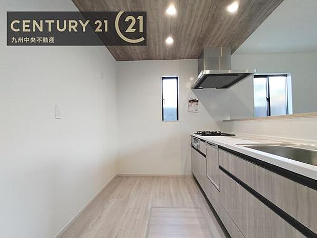 【キッチン】家族との会話を楽しみながら、お子様を見守りながら、お料理をすることができます。