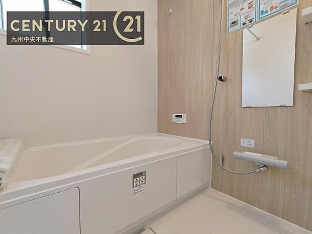 【ユニットバス】浴室暖房乾燥機付きで雨の日が多い梅雨の時期も安心です。また、冬のヒートショック対策としても活躍します。