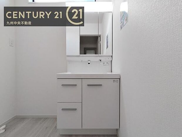 【洗面所】ゆとりの洗面スペースで朝の身支度も快適スムーズに。