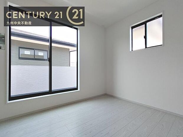 【洋室】開放的なバルコニーに面したお部屋。採光良好な快適空間です。