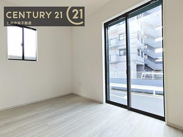 【洋室】家族一人ひとりの大切なプライベート空間。趣味に合わせて使って頂けるようシンプルに仕上げてあります。