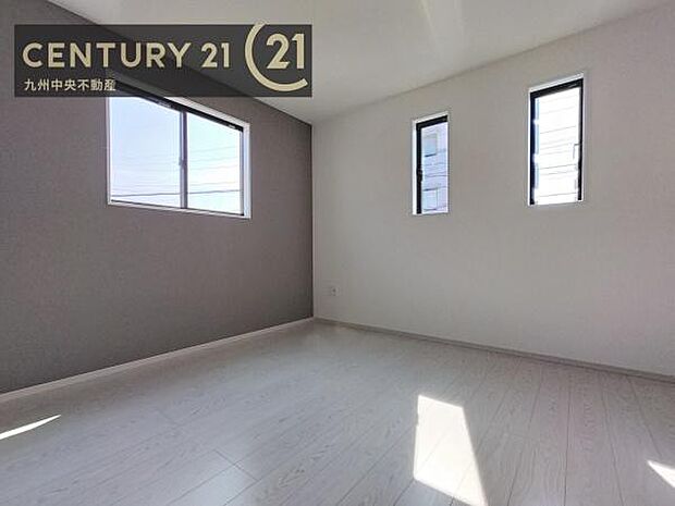 【洋室】開放的なバルコニーに面したお部屋。採光良好な快適空間です。