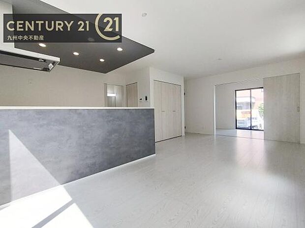 【リビング】暖かな光が包み込んでくれるLDKは家族みんなが自然と集まってくる場所。快適でゆったり寛げる空間となっています。