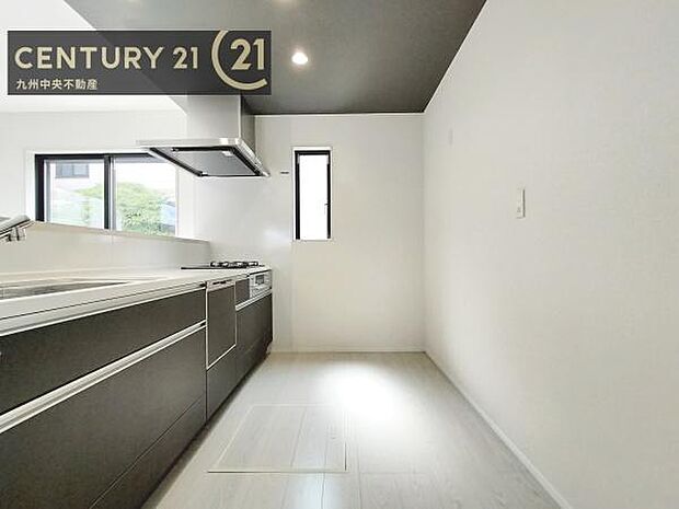 【キッチン】家族との会話を楽しみながら、お子様を見守りながら、お料理をすることができます。