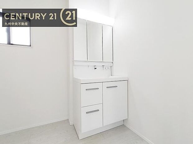 【洗面所】広々とした洗面スペースで朝時間も快適に。鏡の両サイドは、必要なものを取り出しやすく、大きな鏡面で朝の準備もスムーズに。