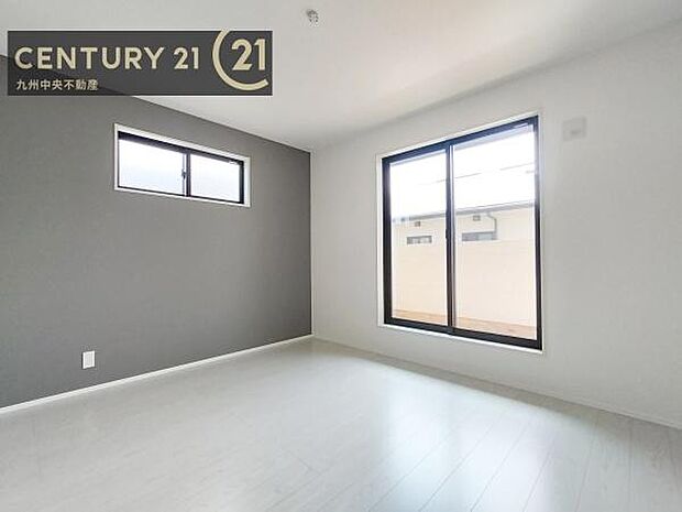 【洋室】開放的なバルコニーに面したお部屋。採光良好な快適空間です。