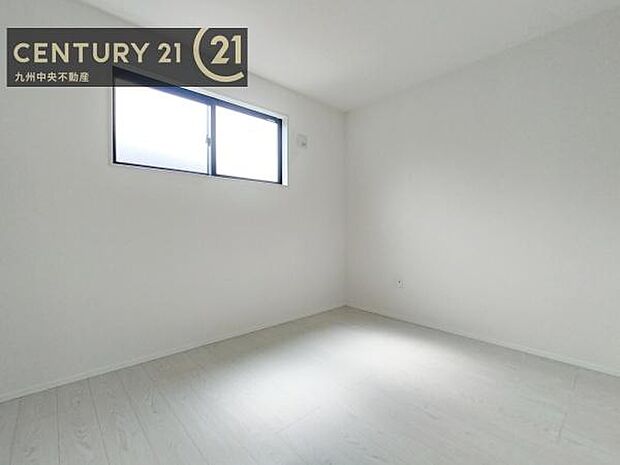 【洋室】家族一人ひとりの大切なプライベート空間。趣味に合わせて使って頂けるようシンプルに仕上げてあります。