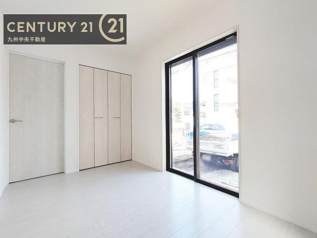 【洋室】家族一人ひとりの大切なプライベート空間。趣味に合わせて使って頂けるようシンプルに仕上げてあります。