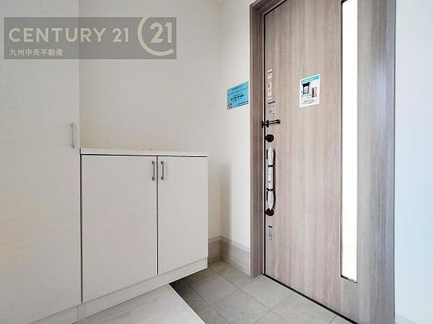 【玄関】玄関をスッキリに見せるために、シューズボックスを設置しました。オシャレは足元から。