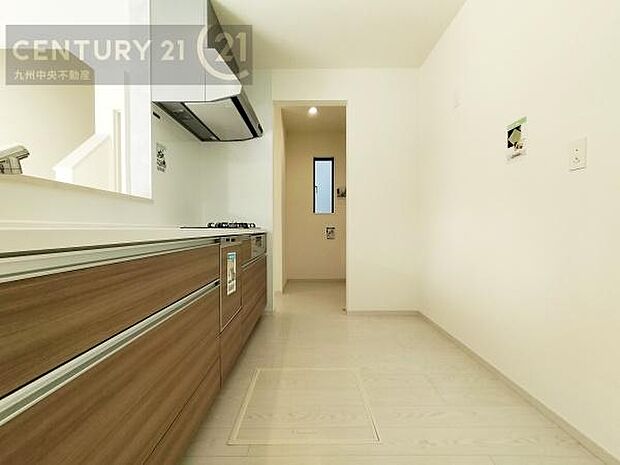 【キッチン】家族との会話を楽しめながら、お子様を見守りながら、お料理をすることができます。