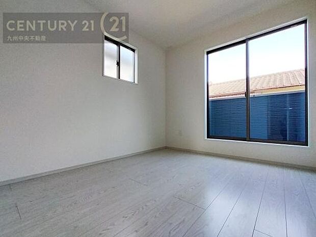 【子供部屋】学習机やベッドの配置がしやすい空間です。