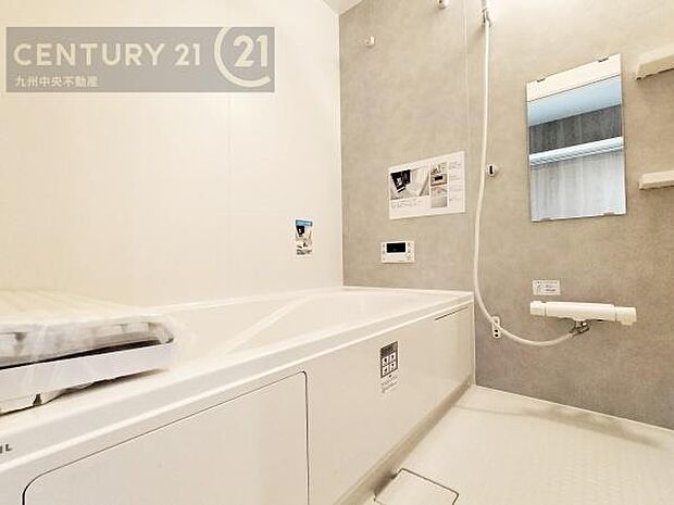 【ユニットバス】浴室暖房乾燥機付きで雨の日が多い梅雨の時期も安心です。また、冬のヒートショック対策としても活躍します。