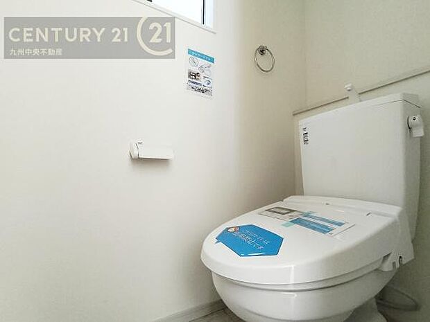 【トイレ】汚れてもサッとひと拭きでお手入れ簡単、エコ仕様の温水洗浄便座付きのトイレです。バリアフリーにも配慮しています。