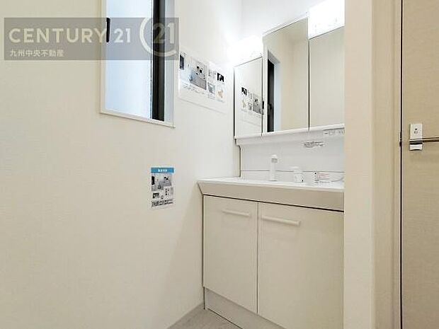 【洗面所】広々とした洗面スペースで朝時間も快適に。鏡の両サイドは、必要なものを取り出しやすく、大きな鏡面で朝の準備もスムーズに。