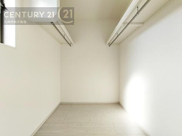 【ウォークインクローゼット】大型収納で片付け安心、生活にゆとりができ、お部屋もスッキリします。