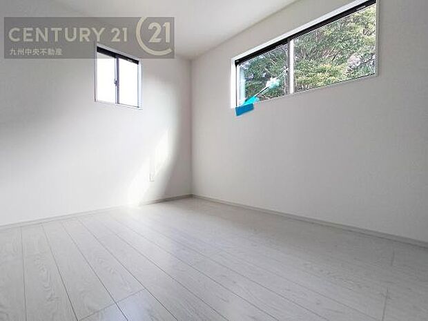 【洋室】家族一人ひとりの大切なプライベート空間。趣味に合わせて使って頂けるようシンプルに仕上げてあります。