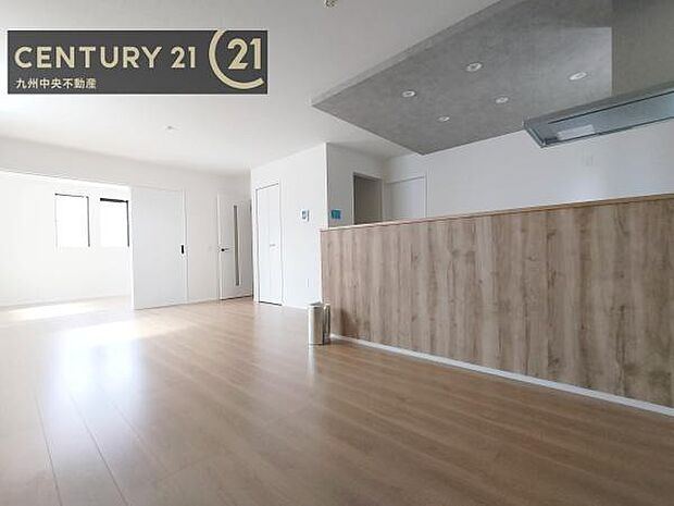 【リビング】ご家族みんながゆったり寛げる開放感たっぷりのリビング。広々としたリビングでは家具選びも楽しみの一つになりますね。