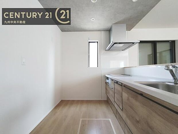 【キッチン】家族との会話を楽しみながら、お子様を見守りながら、お料理をすることができます。