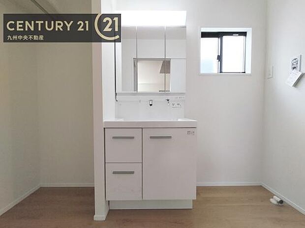 【洗面所】広々とした洗面スペースで朝時間も快適に。鏡の両サイドは、必要なものを取り出しやすく、大きな鏡面で朝の準備もスムーズに。