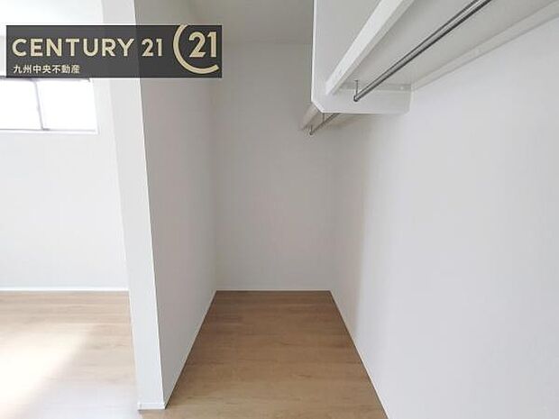 【ウォークインクローゼット】大型収納で片付け安心、生活にゆとりができ、お部屋もスッキリします。