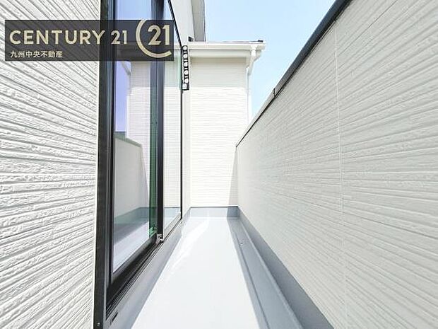 【バルコニー】日当たり良好なバルコニー。洗濯物やお布団もポッカポカに。