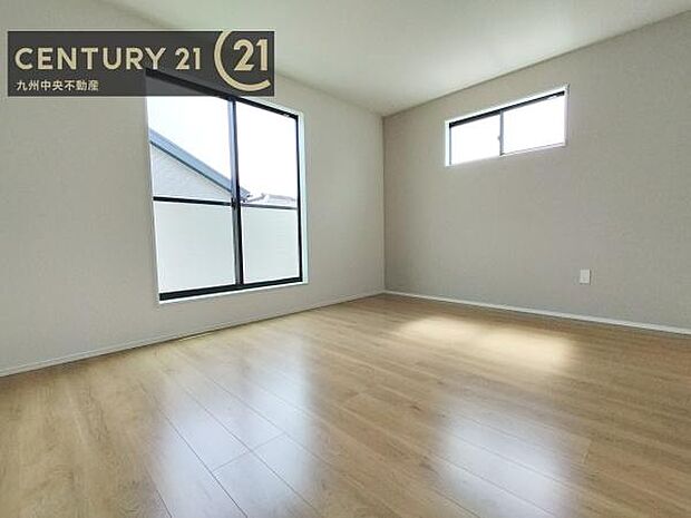 【洋室】2面採光を確保したお部屋。爽やかな風を感じて起きる朝は、快適生活の始まりに。