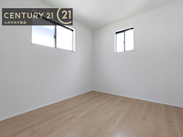 【洋室】2面採光を確保したお部屋。爽やかな風を感じて起きる朝は、快適生活の始まりに。