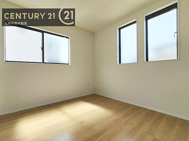 【洋室】2面採光を確保したお部屋。爽やかな風を感じて起きる朝は、快適生活の始まりに。