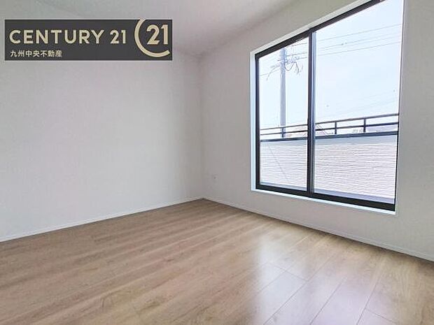 【洋室】開放的なバルコニーに面したお部屋。採光良好な快適空間です。