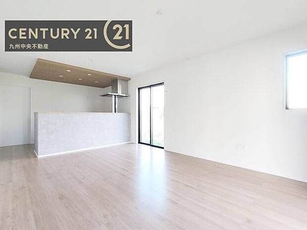 【リビング】暖かな光が包み込んでくれるLDKは家族みんなが自然と集まる場所。快適でゆったり寛げる空間です。