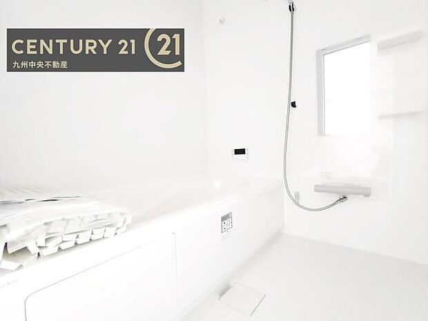 【ユニットバス】浴室暖房乾燥機付きで雨の日が多い梅雨の時期も安心です。また、冬のヒートショック対策としても活躍します。