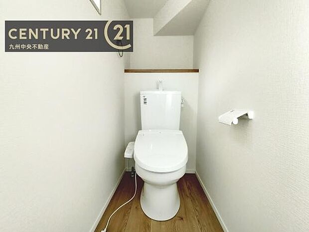 【トイレ】汚れてもサッとひと拭きでお手入れ簡単、エコ仕様の温水洗浄便座付きのトイレです。バリアフリーにも配慮しています。