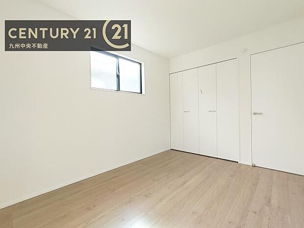 【洋室】家族一人ひとりの大切なプライベート空間。趣味に合わせて使って頂けるようシンプルに仕上げてあります。