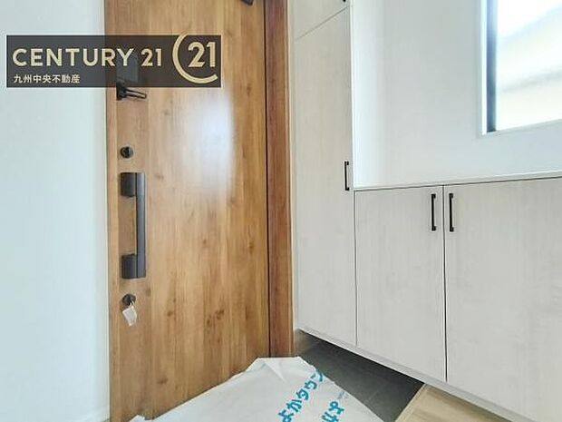 【玄関】玄関をスッキリに見せるために、シューズボックスを設置しました。オシャレは足元から。