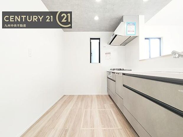 【キッチン】家族との会話を楽しみながら、お子様を見守りながら、お料理をすることができます。