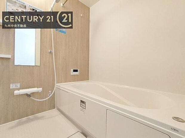 【ユニットバス】浴室暖房乾燥機付きで雨の日が多い梅雨の時期も安心です。また、冬のヒートショック対策としても活躍します。