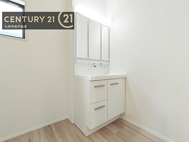 【洗面所】広々とした洗面スペースで朝時間も快適に。鏡の両サイドは、必要なものを取り出しやすく、大きな鏡面で朝の準備もスムーズに。